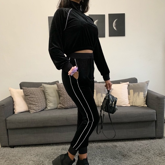Adorable velour cropped & high waisted track suit - Picture 4 of 12